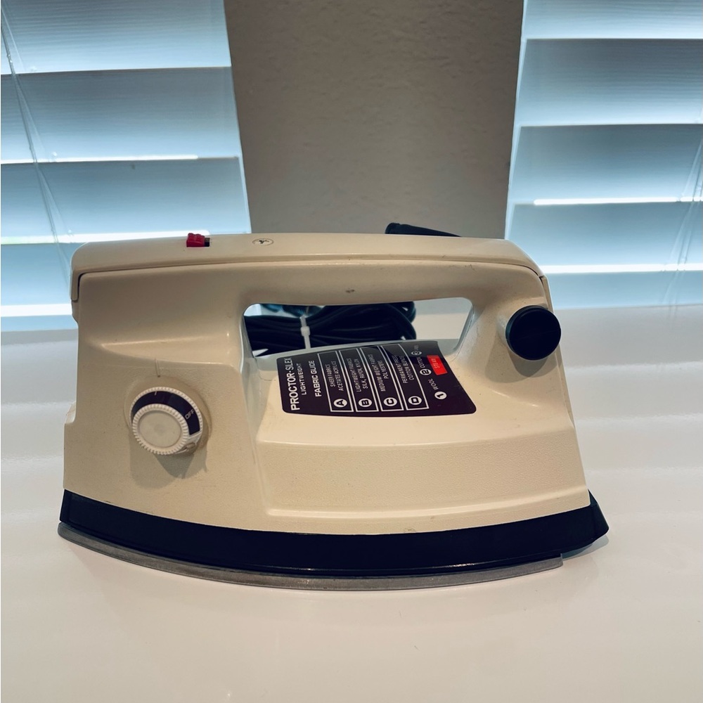 Proctor Silex White Dry Iron - Black Soleplate